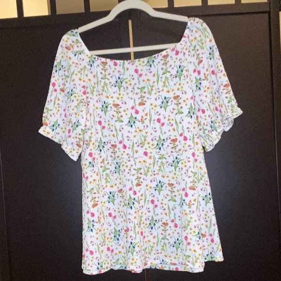 White top with small floral design - Picture 3 of 4